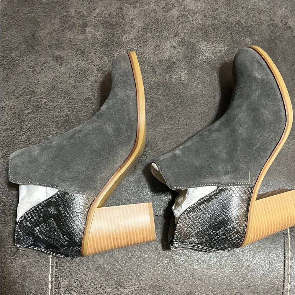 Dolce Vita Charcoal Suede Ankle Booties - Picture 8 of 9
